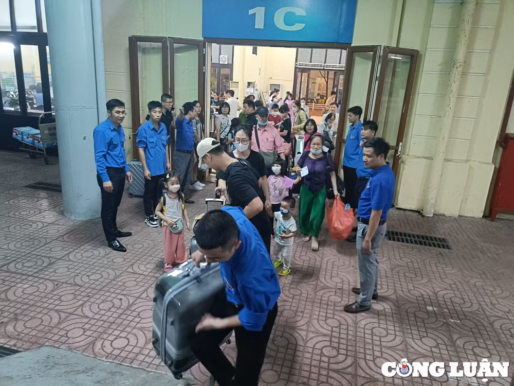 duong sat viet nam nhon nhip hanh khach dip nghi le 30 4 1 5 hinh 1