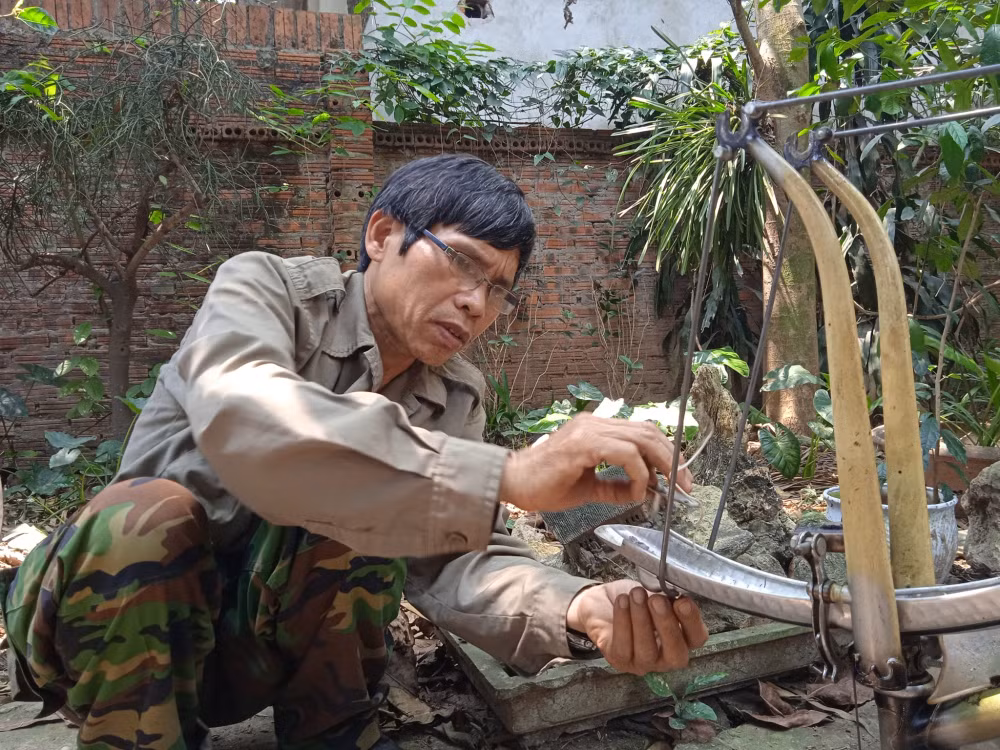 chuyen nguoi can bo cong an nang long voi ky vat chien tranh hinh 3