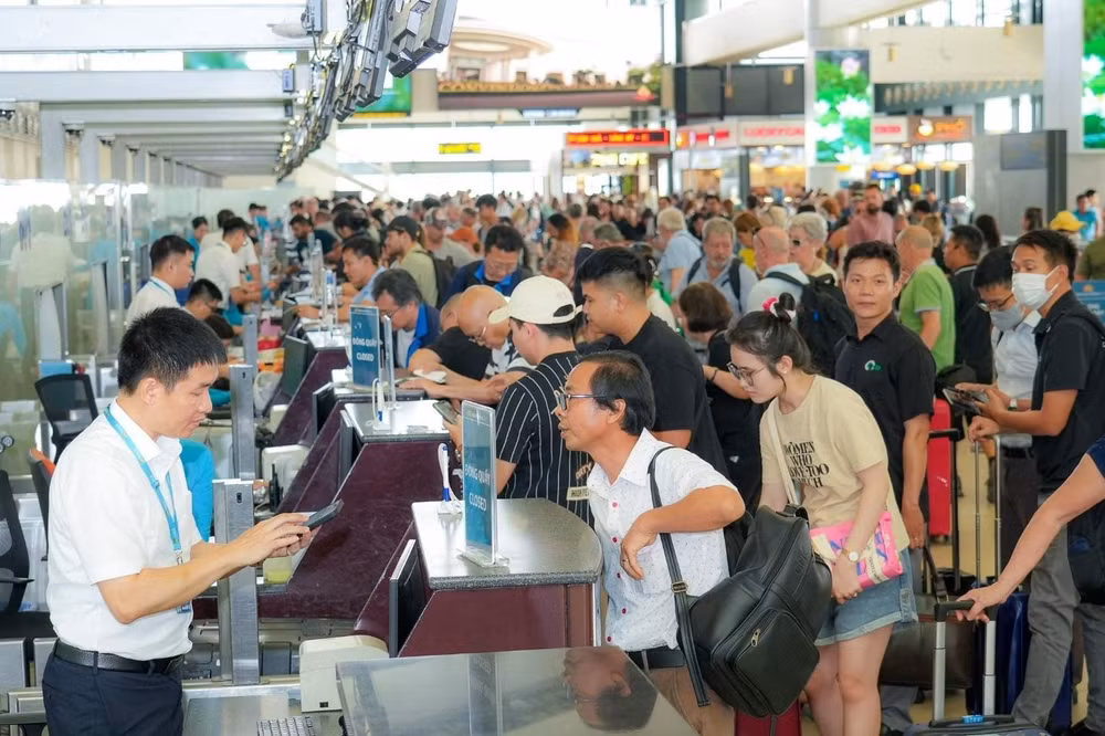 khoang 94000 luot hanh khach qua san bay noi bai trong ngay dau ky nghi le hinh 1