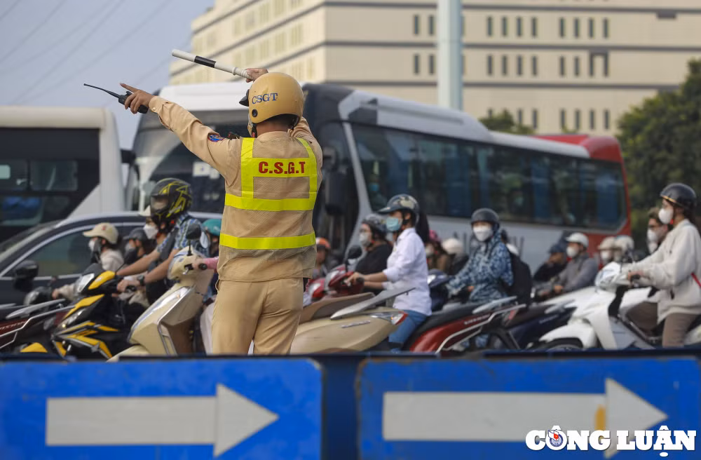 ha noi un u giao thong huong chau van liem le quang dao ngay dau thi diem phan luong hinh 12
