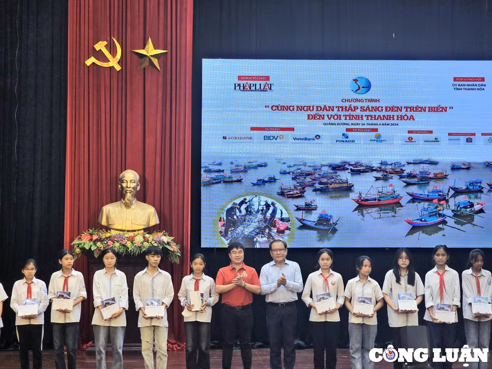 cung ngu dan thap sang den tren bien den voi ngu dan thanh hoa hinh 3