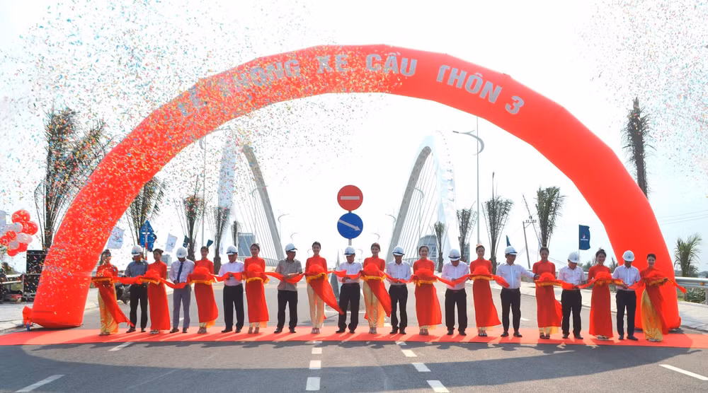 quang nam thong xe cau thon 3 noi doi bo song co co hinh 1