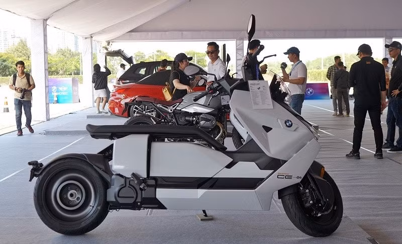 ngam nhin xe may dien bmw ce04 ra mat tai viet nam hinh 3