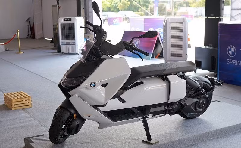 ngam nhin xe may dien bmw ce04 ra mat tai viet nam hinh 1