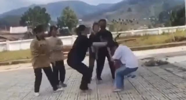 nu sinh bi ban hoc danh toi tap nhieu hoc sinh dung nhin hinh 1