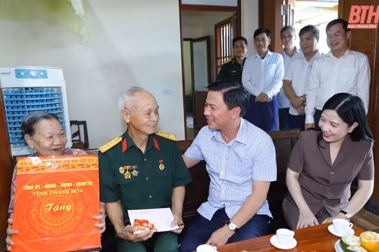 bi thu tinh uy thanh hoa tham tri an chien si thanh nien xung phong tham gia chien dich dien bien phu hinh 2