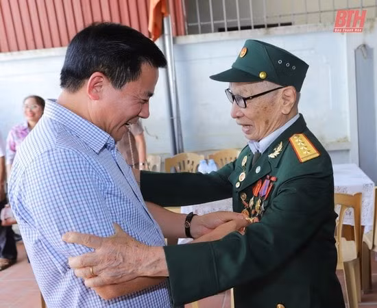 bi thu tinh uy thanh hoa tham tri an chien si thanh nien xung phong tham gia chien dich dien bien phu hinh 1
