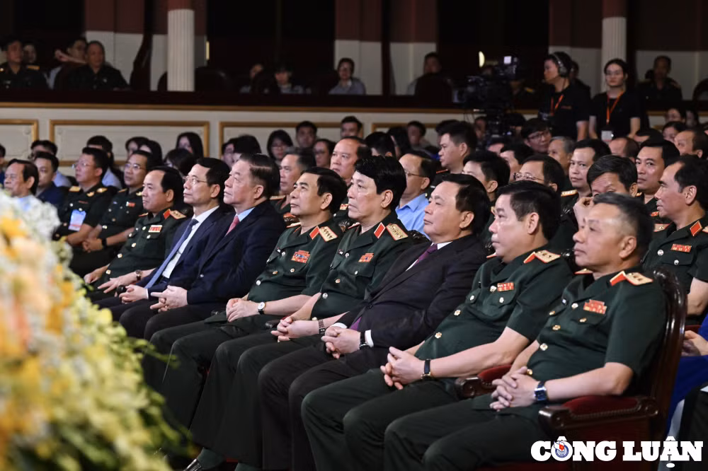 ton vinh cac tac gia tam huyet ban linh sang tao voi nhiem vu bao ve nen tang tu tuong cua dang hinh 1