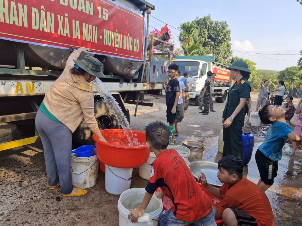 bo doi cho nuoc sach mien phi den tan lang tiep te cho ba con vung han o gia lai hinh 4