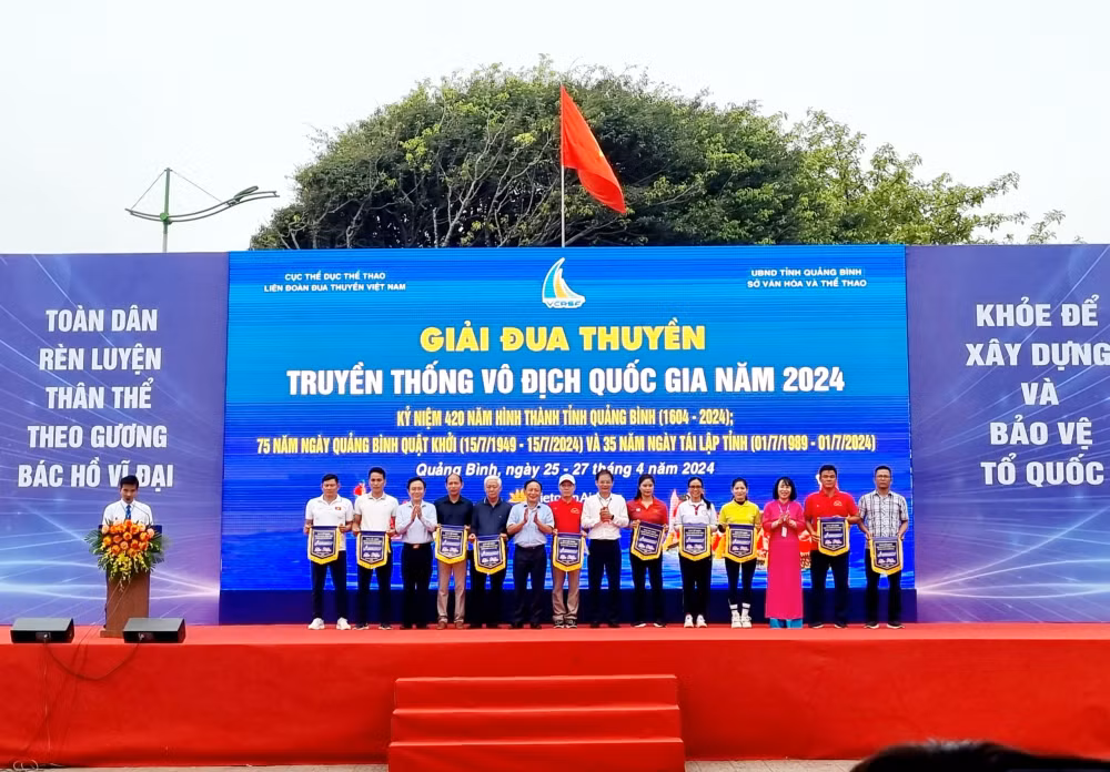 hon 400 van dong vien tranh tai giai dua thuyen truyen thong vo dich quoc gia tai quang binh hinh 1