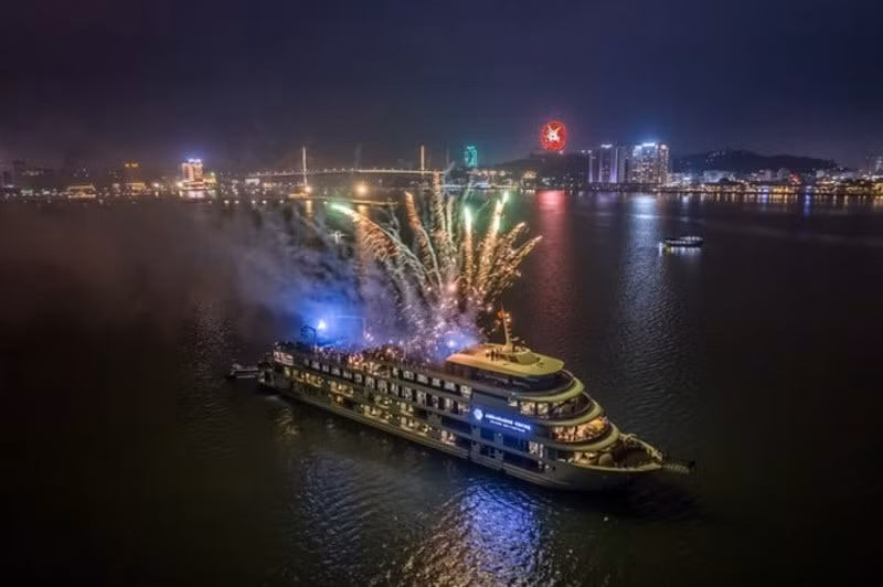 tau du lich khong duoc don khach xem carnaval ha long 2024 tren bien hinh 2