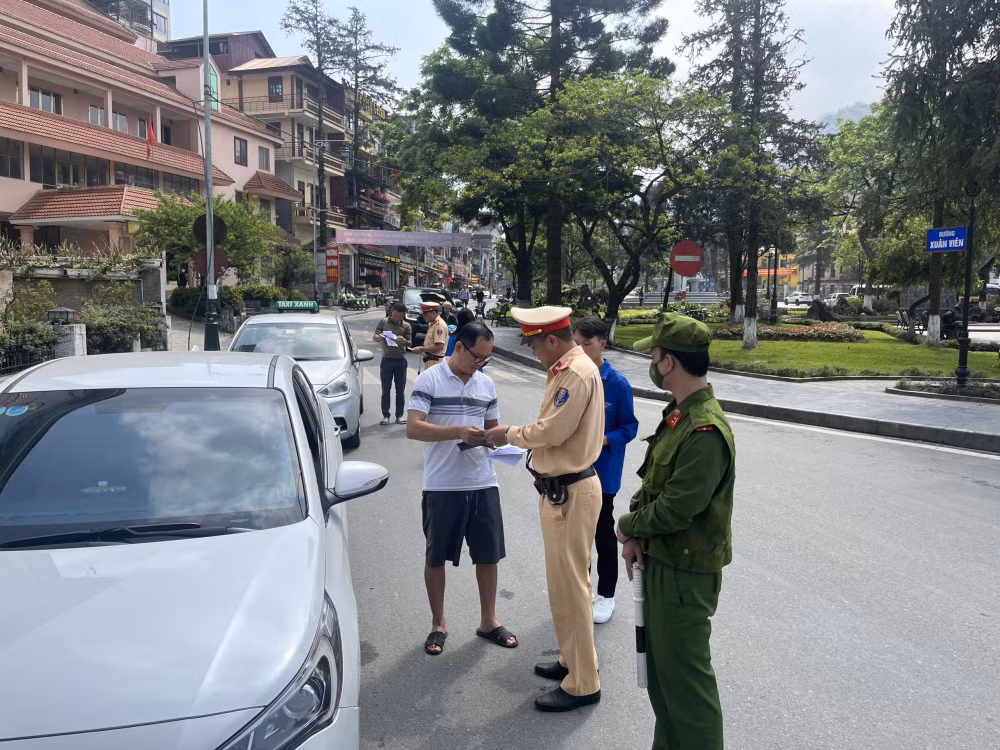 lao cai cam luu thong xe tai lon tai 13 tuyen duong noi thi sa pa trong dip le 30 4 va 1 5 hinh 1