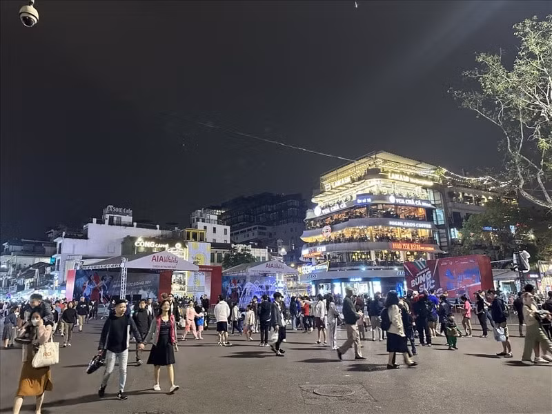 ha noi keo dai hoat dong pho di bo quan hoan kiem trong dip nghi le 30 4 va 1 5 hinh 1