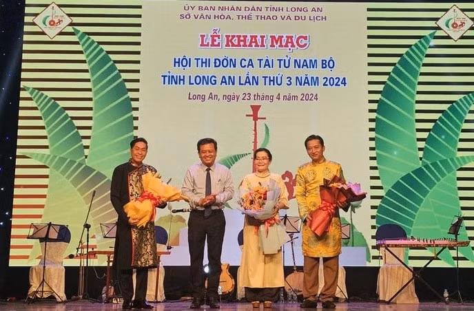 khai mac hoi thi don ca tai tu nam bo tinh long an lan thu iii hinh 1