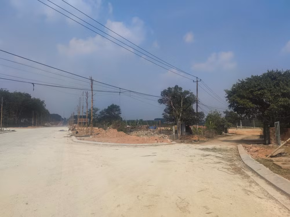 kon tum nguoi dan phan anh don vi thi cong lu duong lam nut hu hong nha hinh 5