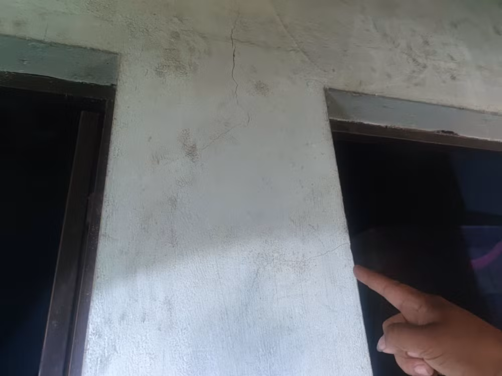 kon tum nguoi dan phan anh don vi thi cong lu duong lam nut hu hong nha hinh 3