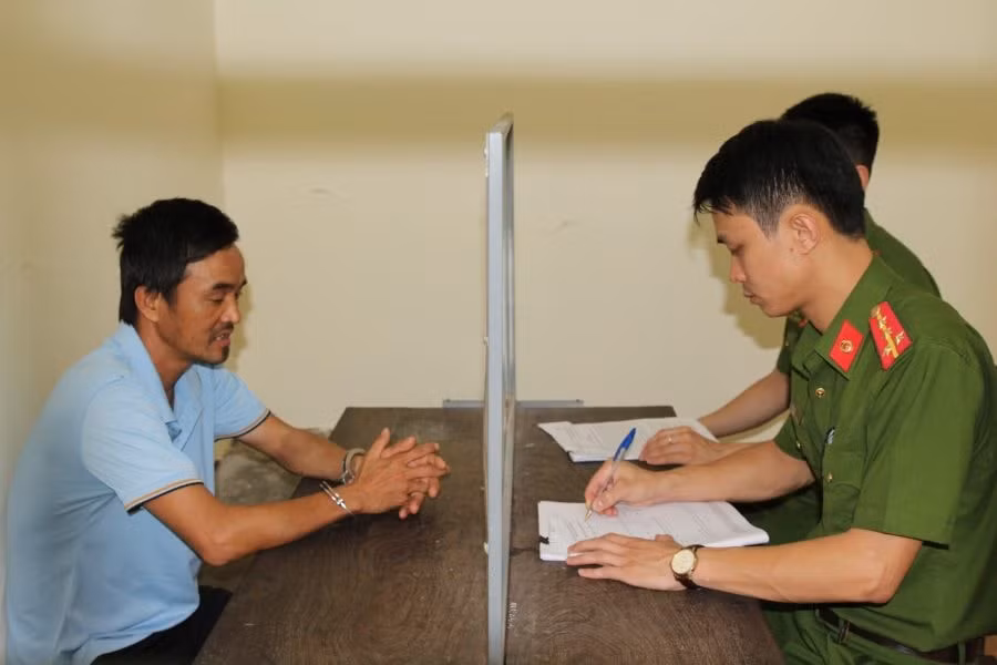 bat giu 2 anh em ruot co hanh vi ban o to roi di trom lai hinh 2