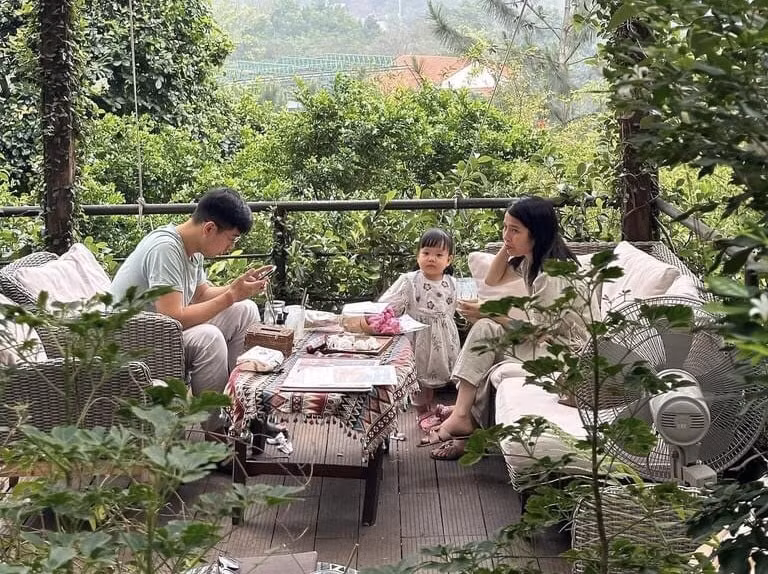 homestay ven ha noi can kiet phong trong nguoi dan keo nhau cam trai giua troi hinh 1