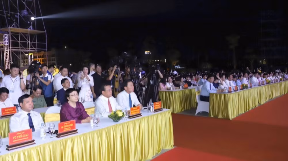 ra mat quang truong bien truc canh quan le hoi tai sam son thanh hoa hinh 3