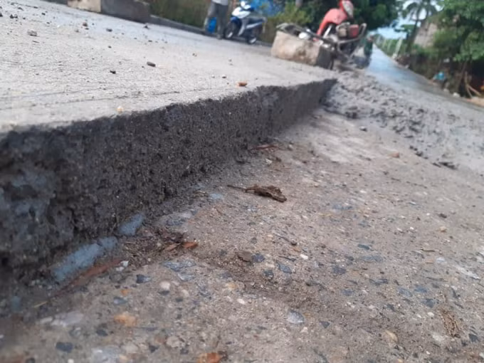 Lớp bê tông trải trước đó có nhiều dấu hiệu chất lượng kém. Ảnh Hà Long.