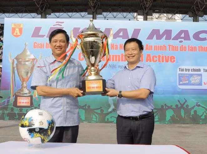 Đại diện BTC nhận Cup của giải