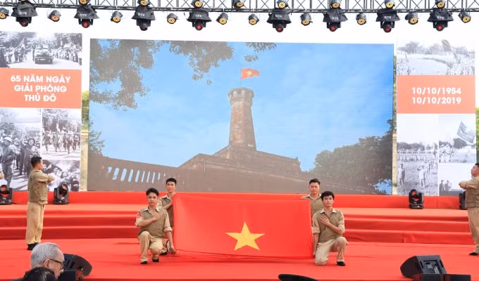 Tái hiện Lễ chào cờ lịch sử đầu tiên khi Thủ đô được giải phóng. Ảnh: hanoimoi