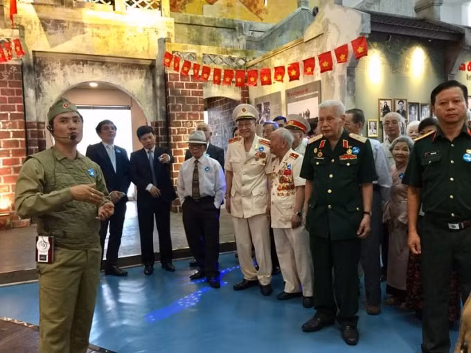 Các đại biểu, du khách tham quan không gian trưng bày “Hà Nội mùa thu năm ấy