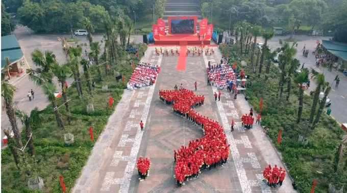 Hơn 1.000 đại biểu, hội viên, thanh niên cùng tham gia Lễ chào cờ đặc biệt “Tôi yêu Tổ quốc tôi”, xếp hình biểu tượng hình đất nước và tham gia rước đuốc hành trình.