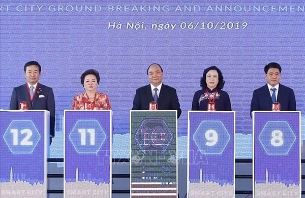 Thủ tướng Nguyễn Xuân Phúc và các đại biểu thực hiện nghi thức khởi công dự án. Ảnh: TTXVN