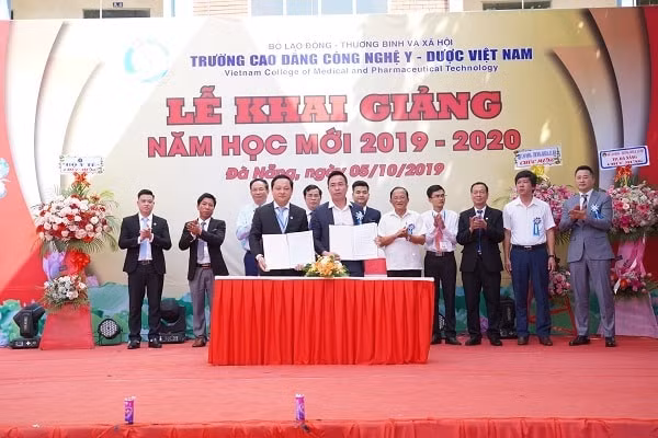Ông Nguyễn Văn Tuấn - Hiệu trưởng ký kết văn bản ghi nhớ hợp tác giữa trường và các đối tác