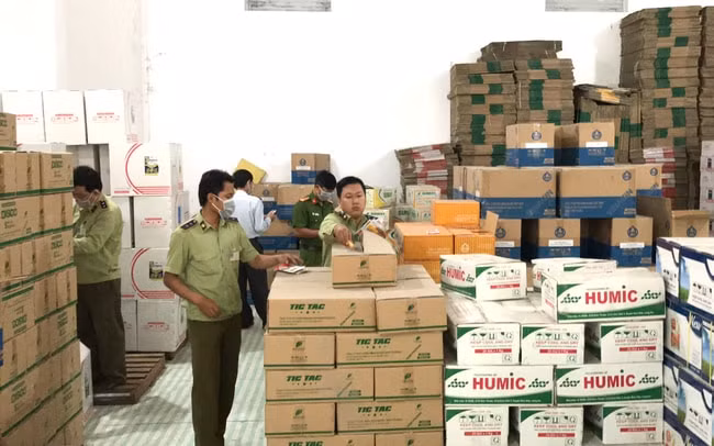 Đoàn kiểm tra liên ngành 389 Đồng Tháp lấy mẫu thuốc bảo vệ thực vật - Ảnh: NSVN