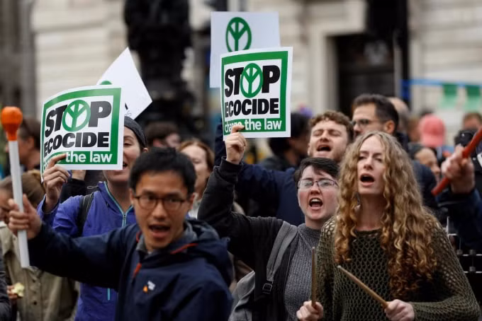 Người biểu tình tại London. Ảnh: Reuters