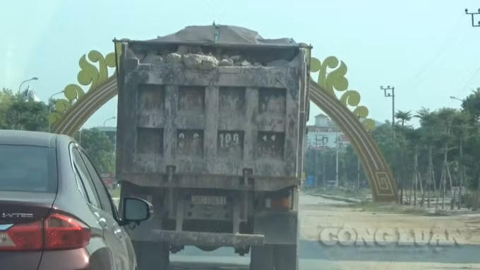 Một chiếc xe hổ vồ chở đất từ trong khu tập kết đi ra Quốc lộ 37, phường Cộng Hòa, TP Chí Linh.