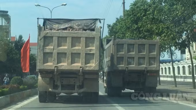 Xe chở đất được cơi nới thùng thành, che chắn sơ sài, hoạt động trên Quốc lộ 18 qua Thành phố Chí Linh.