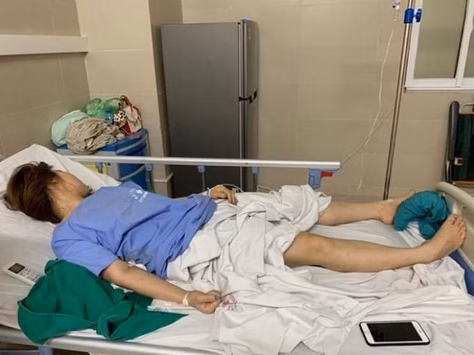 Bệnh nhân H.B.T đang cấp cứu tại bệnh viện Thanh Nhàn. Ảnh:Giaothong