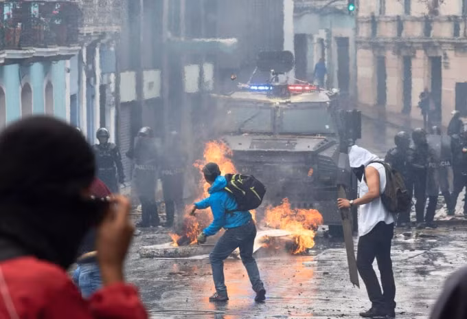 Người biểu tình tại Ecuador. Ảnh: Reuters