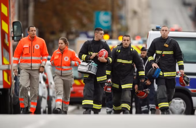 Cảnh sát và lính cứu hỏa xuất hiện ở gần hiện trường vụ việc. Ảnh: Reuters