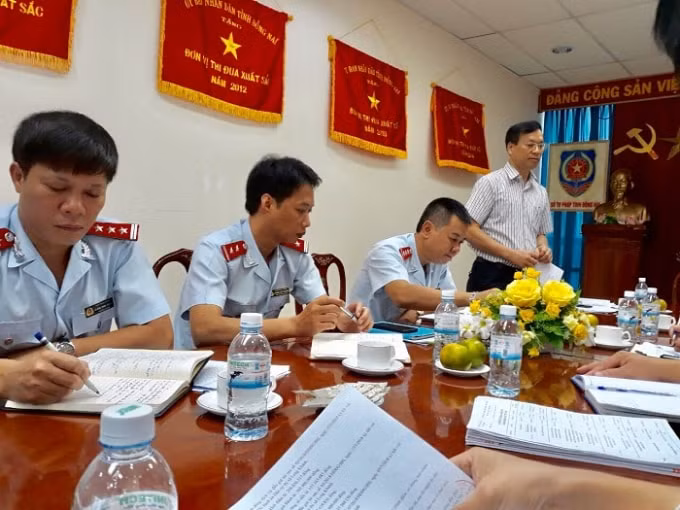 Chánh Thanh tra Bộ Tư pháp Nguyễn Hồng Diện (đứng) công bố quyết định thanh tra vào sáng 30/9/2019 tại Sở Tư pháp Đồng Nai