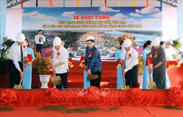 Chủ tịch Quốc hội Nguyễn Thị Kim Ngân cùng các đại biểu thực hiện nghi thức khởi công xây dựng công trình bảo tồn Di tích lịch sử Lộ Vòng Cung Cần Thơ. Ảnh: TTXVN