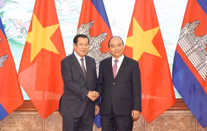 Hai Thủ tướng bắt tay trước khi bước vào hội đàm. Ảnh: VGP.