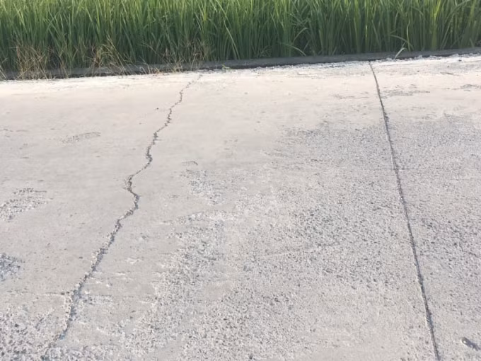 Cách vài chục mét lại có một vết nứt to xé ngang đường