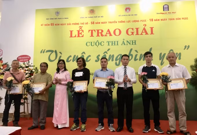 BTC trao giải cho các tác giả có tác phẩm đoạt Giải Khuyến Khích. Ảnh: Hoàng Huy