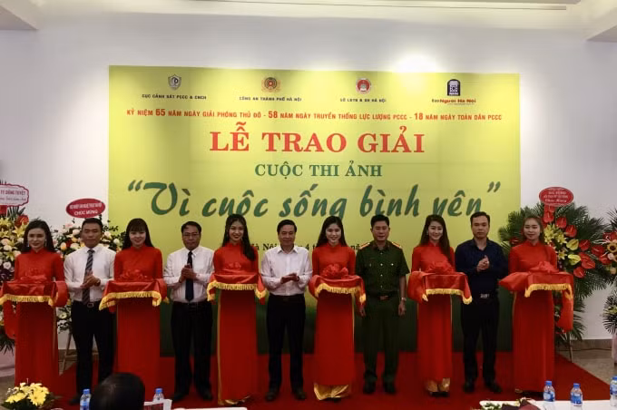 Các đại biểu tham dự cắt băng khai mạc triển lãm. Ảnh: Hoàng Huy