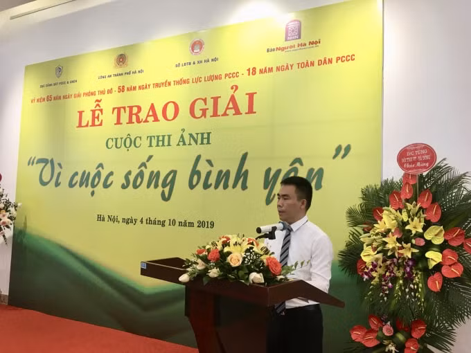 Nhà báo Đào Xuân Hưng – Tổng Biên tập báo&nbsp;Người Hà Nội, Trưởng BTC cuộc thi phát biểu tại buổi lễ. Ảnh: Hoàng Huy