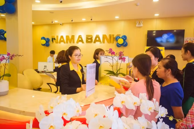 Khách hàng giao dịch tại Nam A Bank Cẩm Khê.