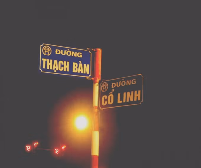 Tuyến đường Cổ Linh bị lấn chiếm vỉa hè lòng đường. Ảnh: An Khang