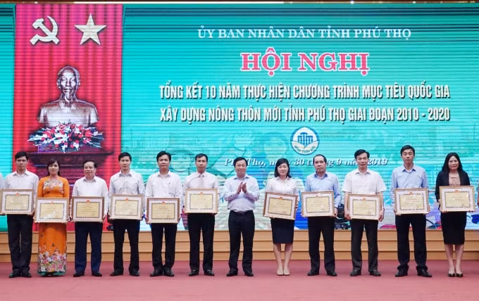 Chủ tịch UBND tỉnh Phú Thọ tặng Bằng khen cho 9 tập thể và 12 cá nhân được vì những thành tích xuất sắc trong phong trào xây dựng NTM giai đoạn 2010 - 2020.