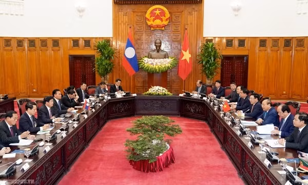 Thủ tướng Nguyễn Xuân Phúc hội đàm với Thủ tướng CHDCND Lào Thongloun Sisoulith. Ảnh: VGP