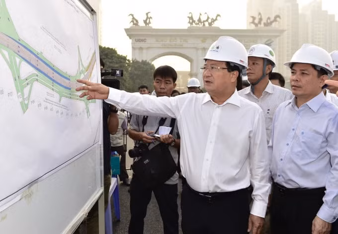 Phó Thủ tướng Trịnh Đình Dũng thị sát tuyến đường vành đai 3 trên cao. Ảnh: VGP