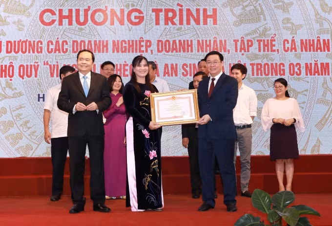 Phó Thủ tướng Vương Đình Huệ, Chủ tịch Ủy ban MTTQ Việt Nam Trần Thanh Mẫn tặng bằng khen cho các đơn vị đạt thành tích xuất sắc. Ảnh: VGP